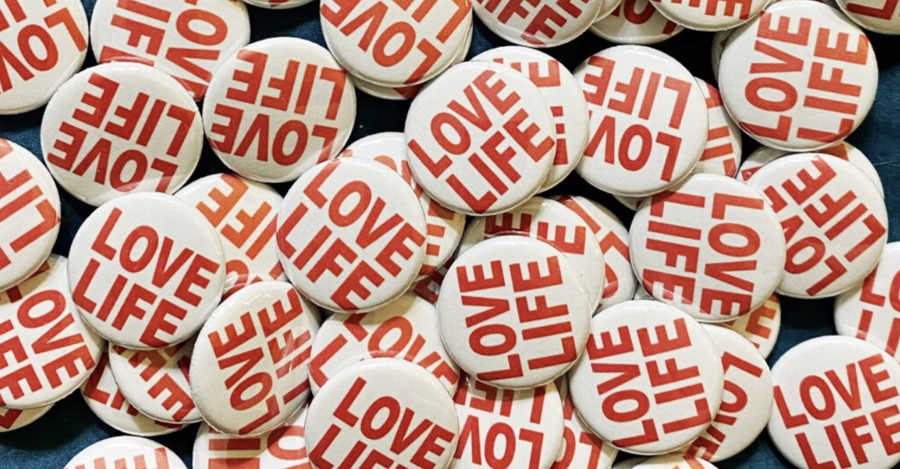 "Love life" buttons as a part of inspiring stories about resilience.